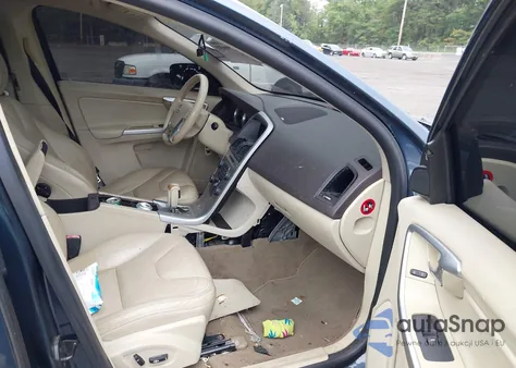 2011 Volvo Xc60 3.2 z USA, uszkodzony, nr VIN YV4940DZXB2204538